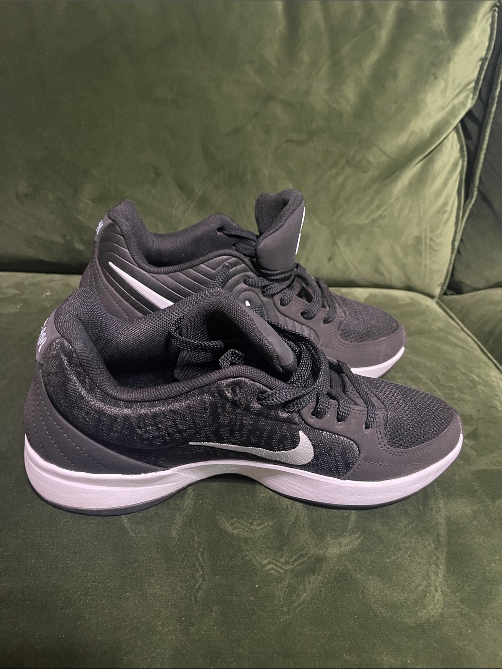 Men’s Nike JA 2 Team Banks - Like New!